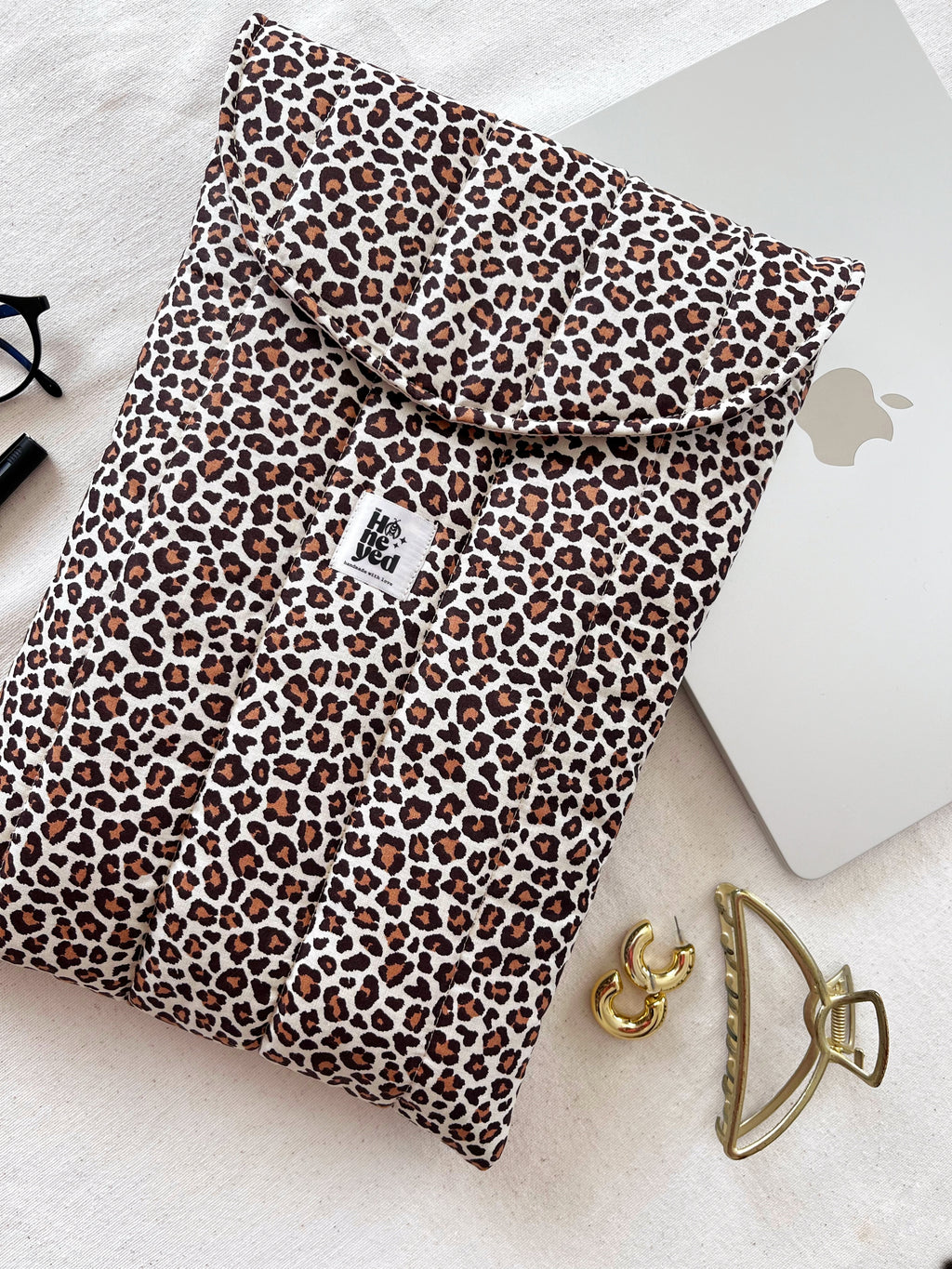 Leopar Desenli Laptop Kılıfı, Mıknatıslı Düğmeli Puffy MacBook Kılıfı 13–14–15–16 inç