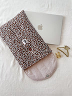 Leopar Desenli Laptop Kılıfı, Mıknatıslı Düğmeli Puffy MacBook Kılıfı 13–14–15–16 inç