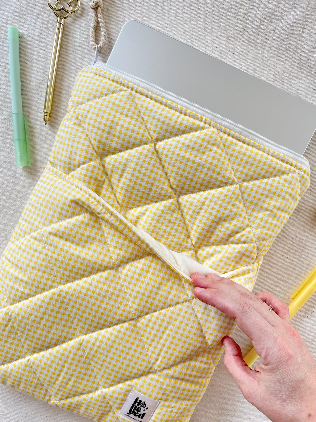 Buttergelbe Laptophülle mit Tasche, kariert gesteppte Gingham-MacBook-Hülle für 13–14–15–16 Zoll