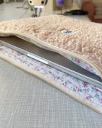 Teddy Bear Macbook Kılıfı, Çiçek Desenli Astarlı Peluş Laptop Kılıfı 13-14-15-16 İnç