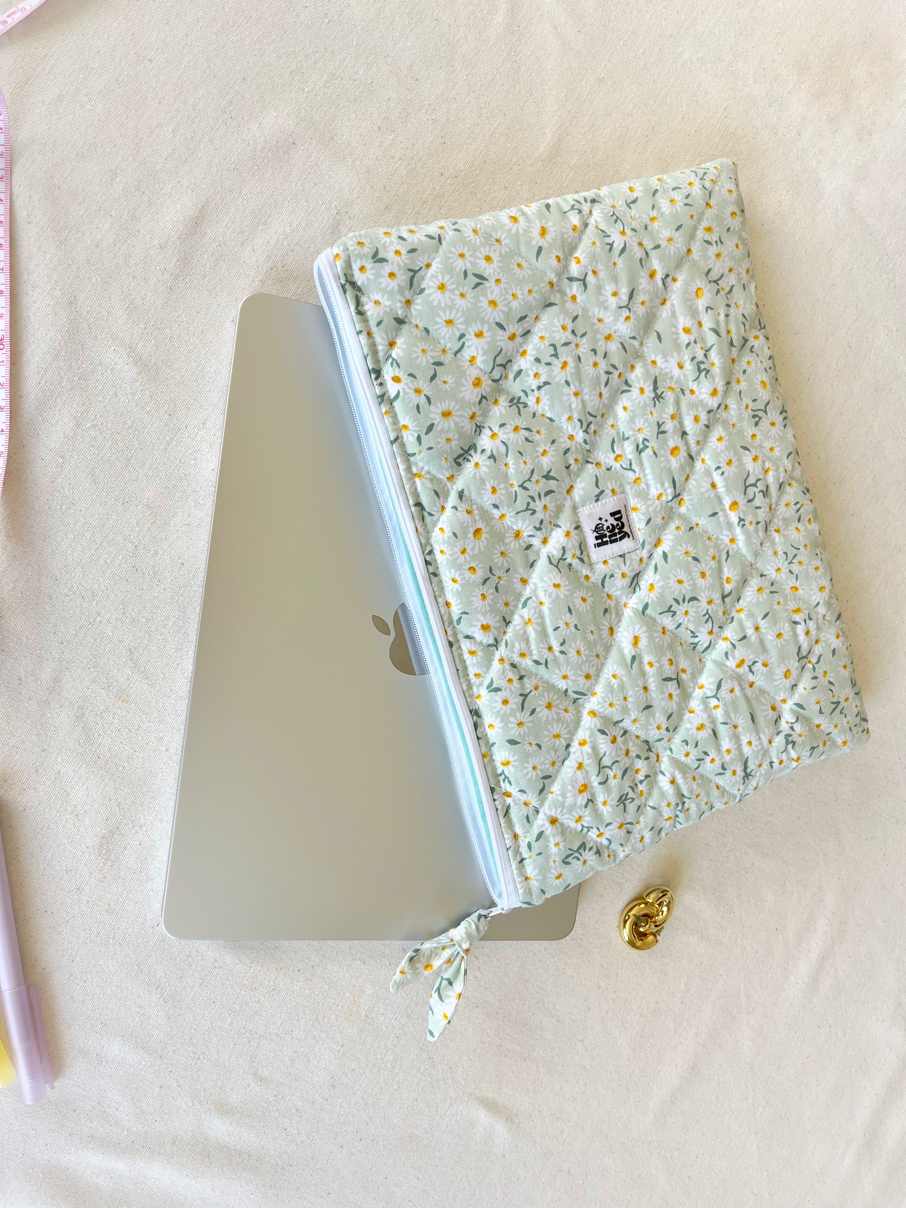 Papatya Desenli Laptop Kılıfı, Kapitone Pamuk Çiçekli Bilgisayar Çantası, MacBook Kılıfı 13–14–15–16 İnç