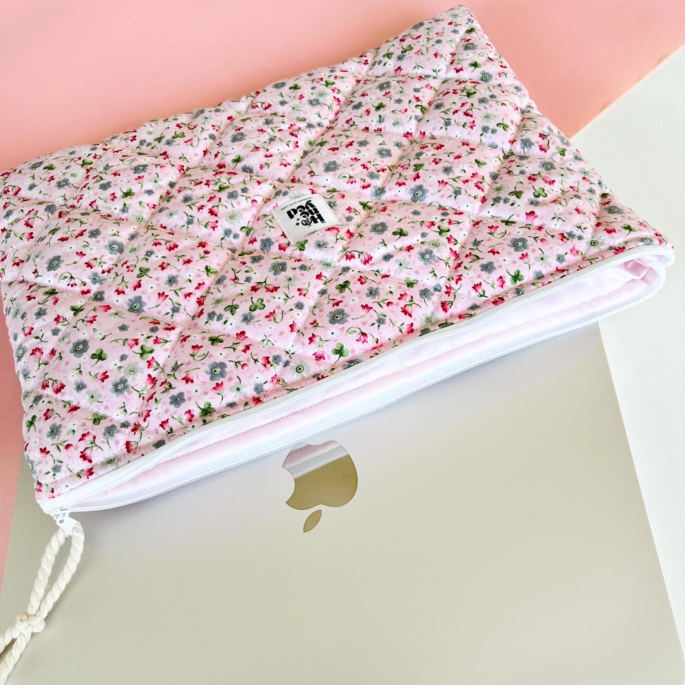 Rosa blumengemusterte Laptophülle, gesteppte MacBook-Hülle für 13–14–15–16 Zoll