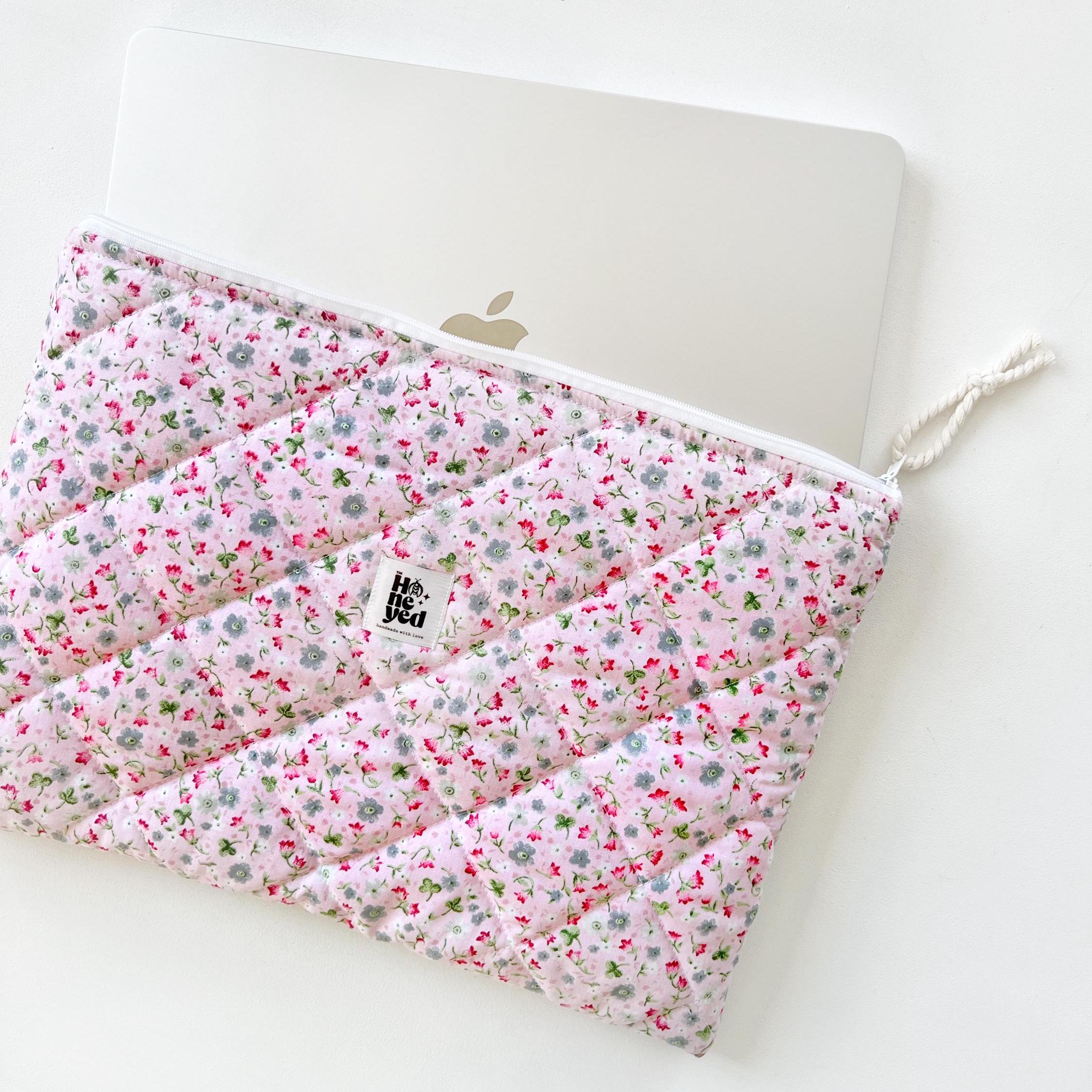 Rosa blumengemusterte Laptophülle, gesteppte MacBook-Hülle für 13–14–15–16 Zoll