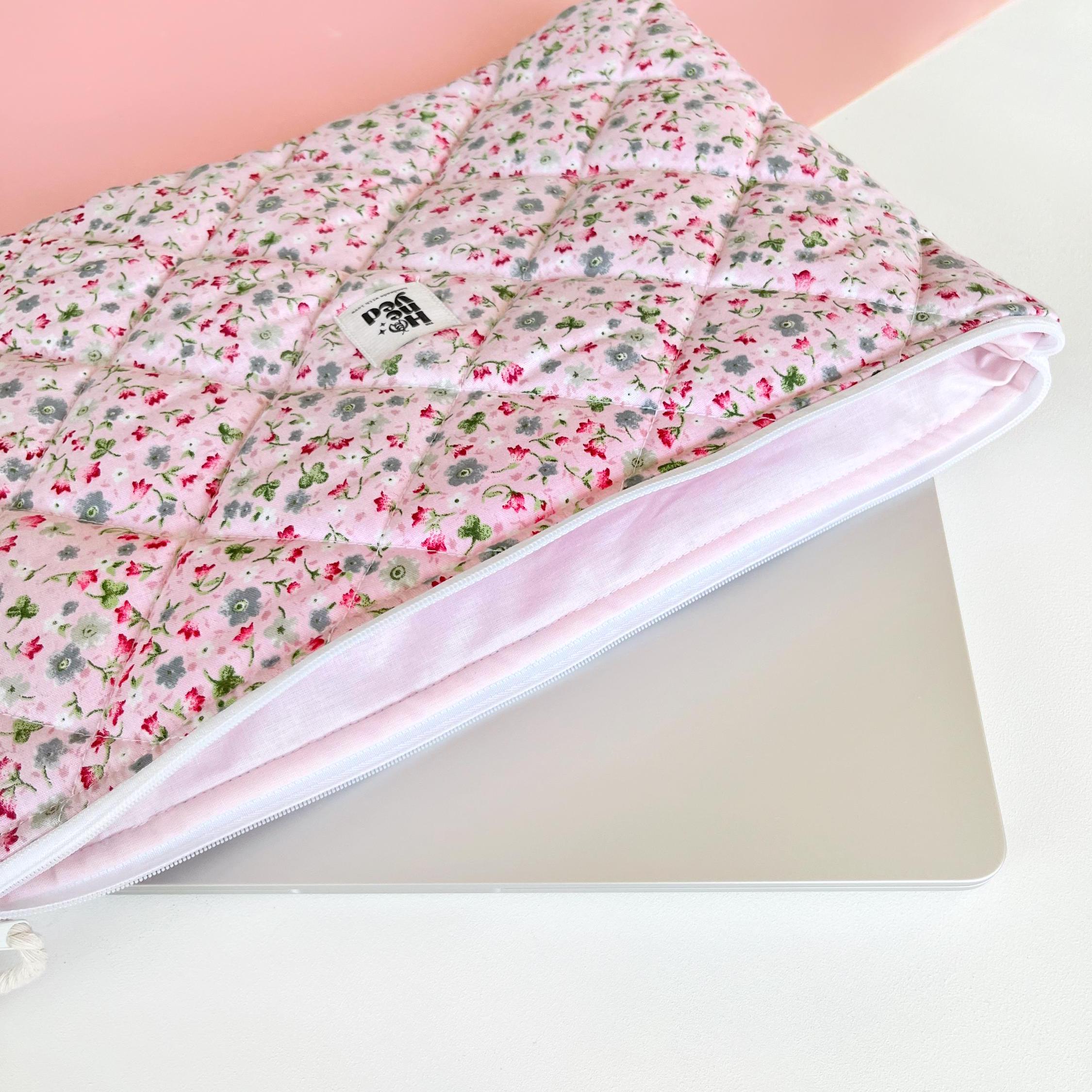 Rosa blumengemusterte Laptophülle, gesteppte MacBook-Hülle für 13–14–15–16 Zoll